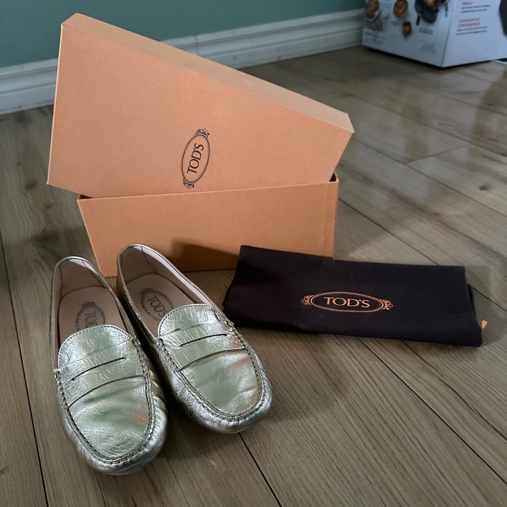 Tod’s classic Gommino driving loafers in gold